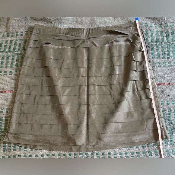 The Loft, Tiered, Silk Skirt, Gray, Thigh Length, Size 8 - Picture 3 of 9